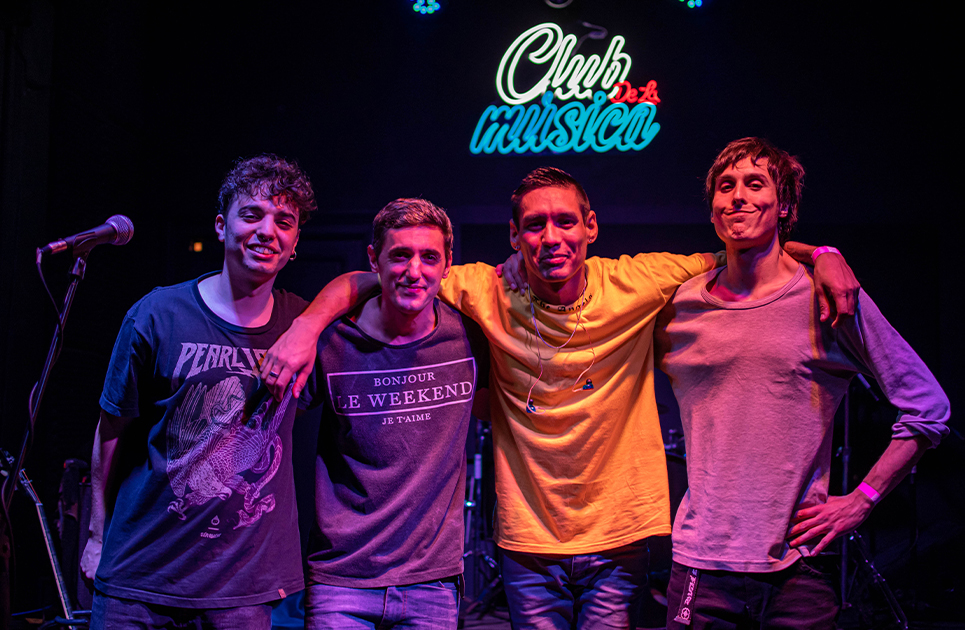 foto de carpir en el club de la música