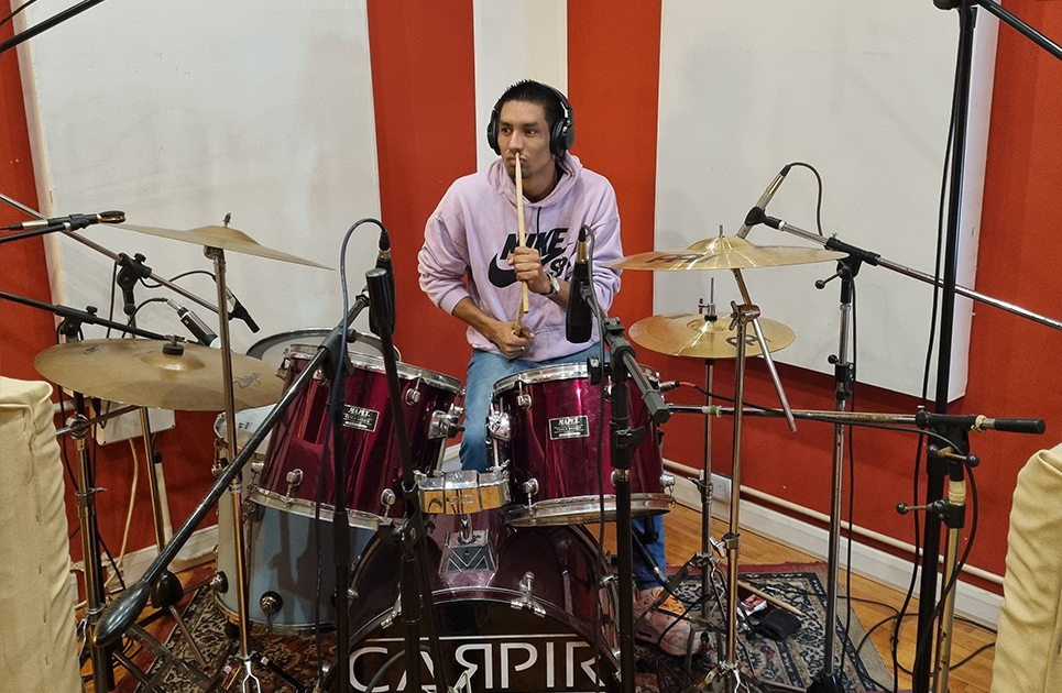 foto del baterista de Carpir grabando las baterias para el disco
