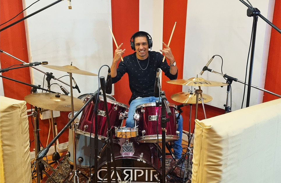 foto del baterista de Carpir grabando las baterias para el disco