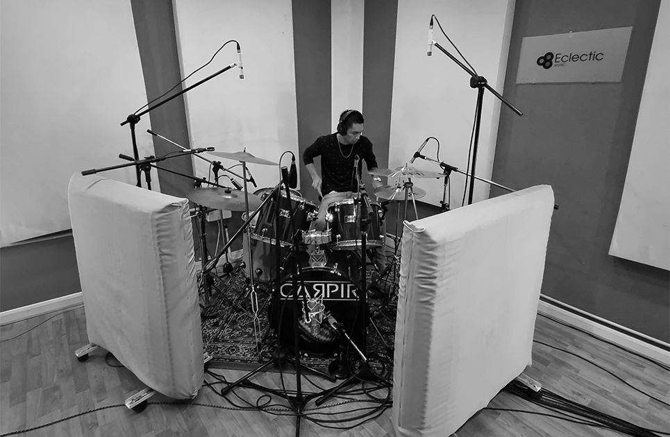 foto del baterista de Carpir grabando las baterias para el disco